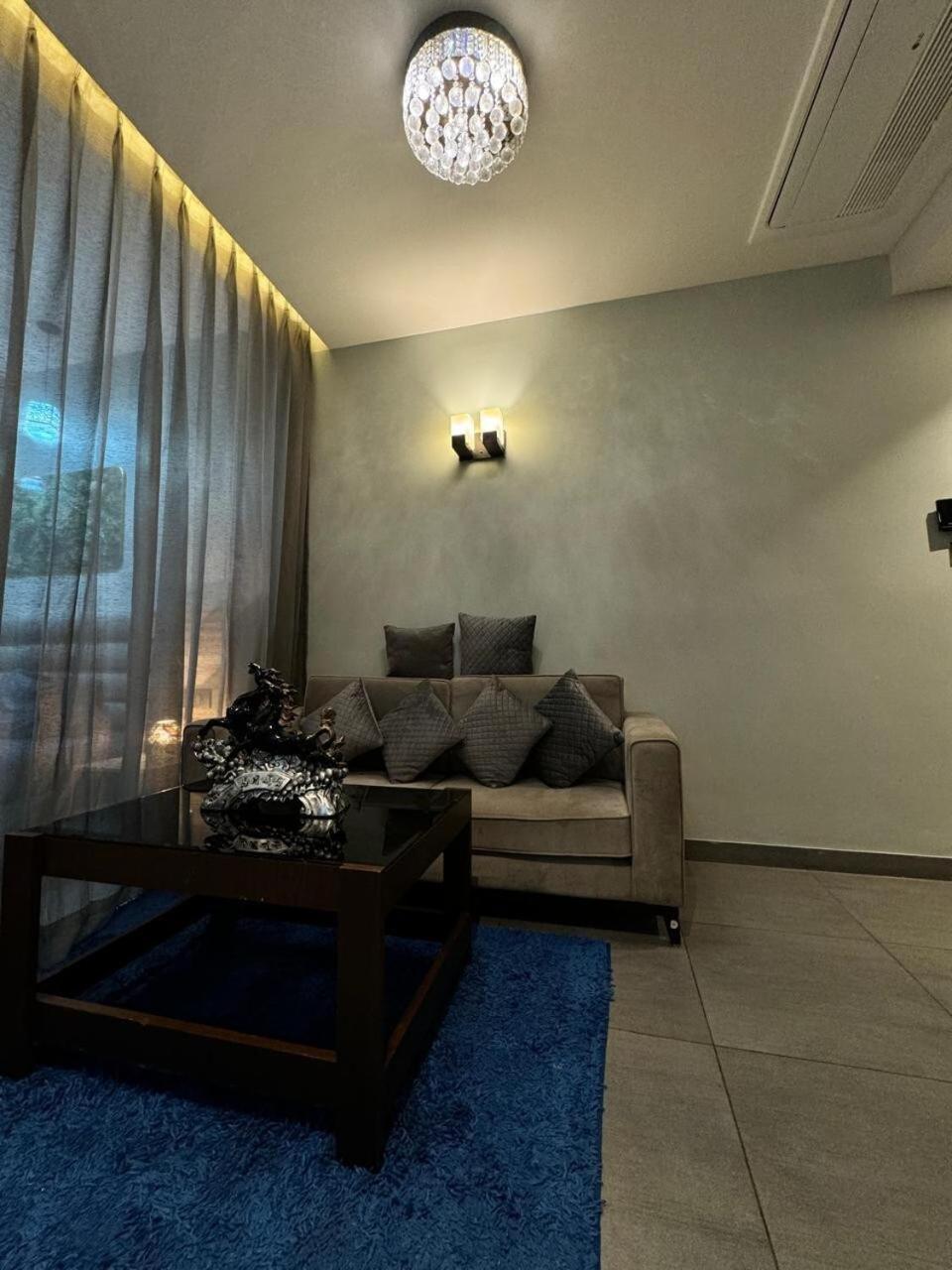 Roseville Suite's & 94 Apartment *